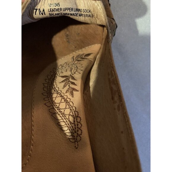 Söfft Womens Tan Suede Leather Upper Heels Size 7M With Decorative Insole - Picture 2 of 8